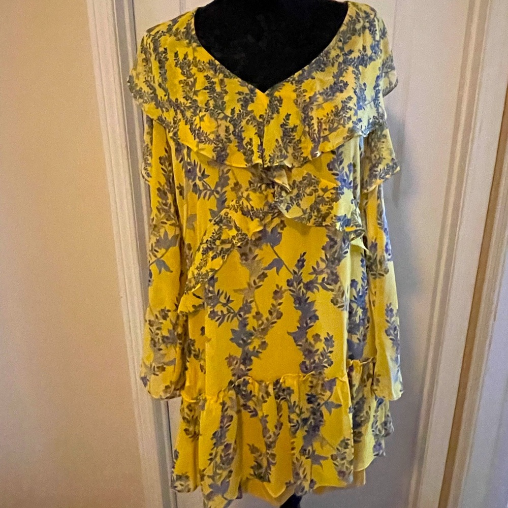 NWT! BCBG floral yellow dress with cold shoulder sleeves. Size M